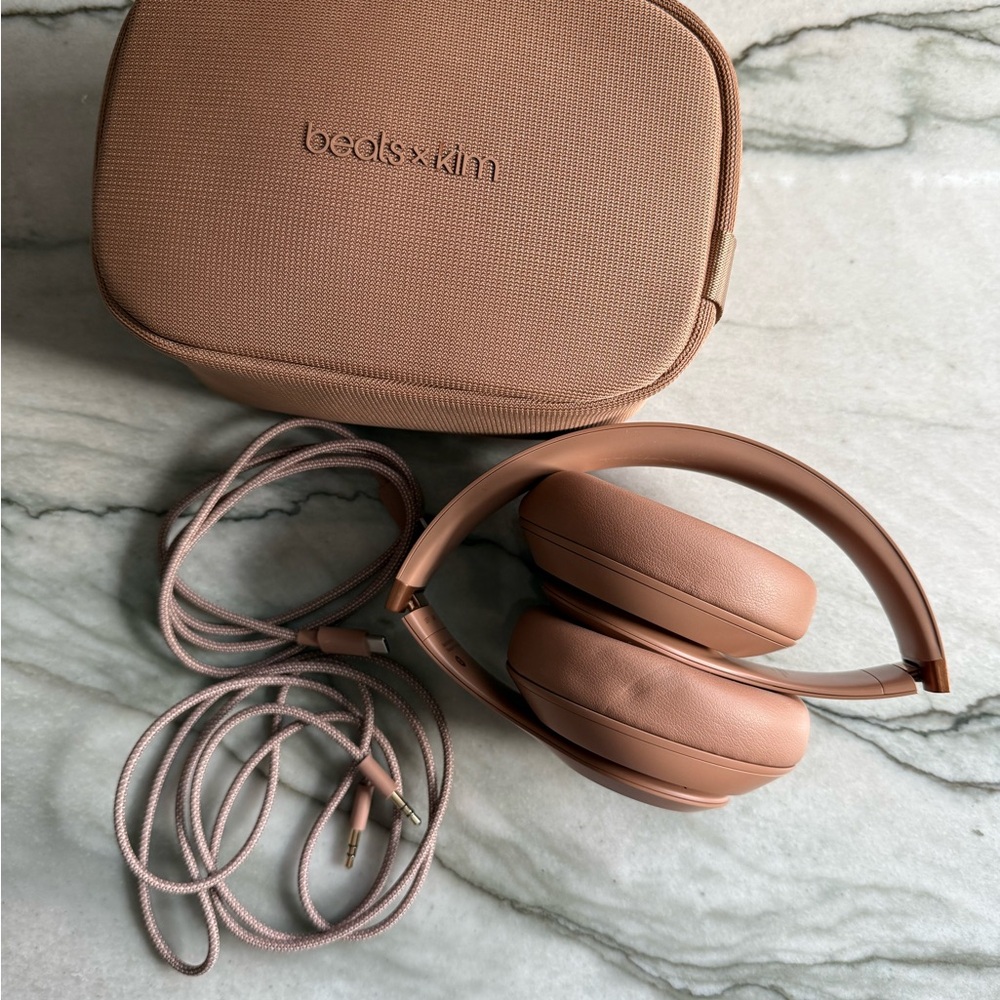 Beats Studio Pro x Kim K - Picture 3 of 3